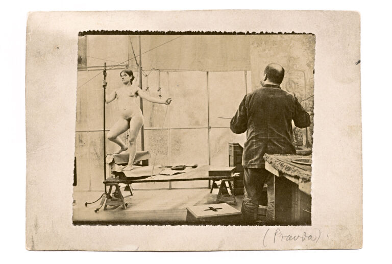 Suzanne Valadon posant pour le peintre tchécoslovaque Vojteˇch Hynais, 1891