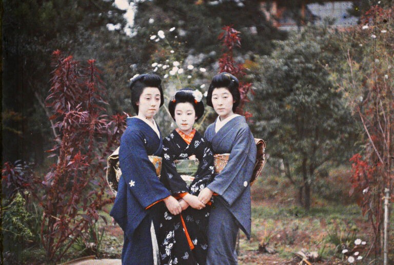 Léon Busy, Kyôto , Japon Des actrices-danseuses habillées en geishas, entourant une maiko ( apprentie geisha ), 1912