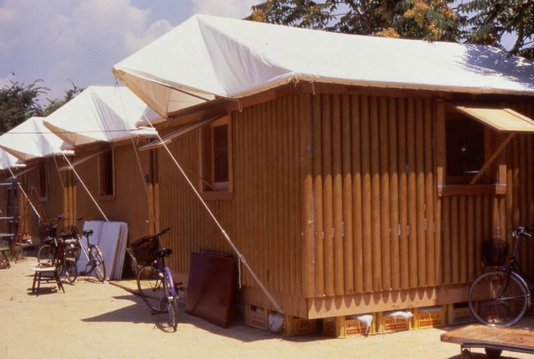 Shigeru Ban, Paper Log House Kobe, Japon, Kobe, 1995