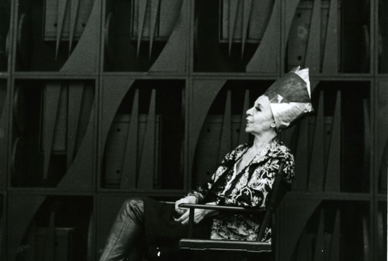 Portrait de Louise Nevelson, vers 1969 devant Night-Focus-Dawn