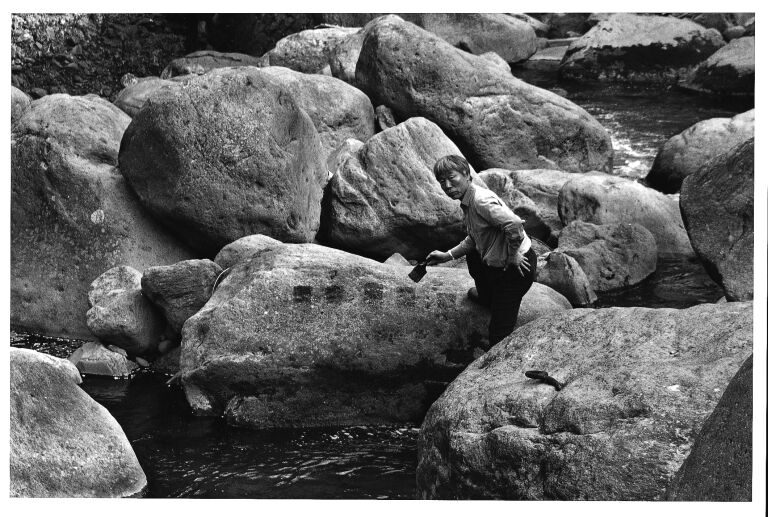 Peinture à l'eau sur les pierres, 1998, Vallée Hakone © Atelier Lee Ufan et tous droits réservés