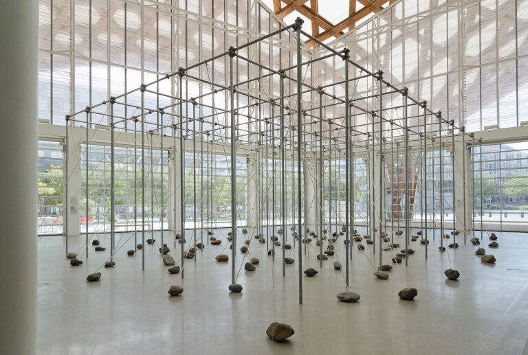 Vue de l’installation de Kishio SUGA au Centre Pompidou-Metz