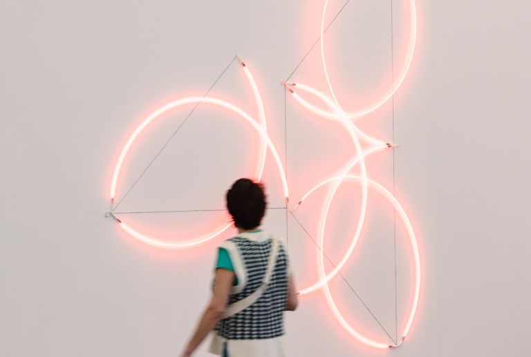 François Morellet, π baroco n°1 rouge, 1 = 45° (angles du même côté), 7 éléments, 2001