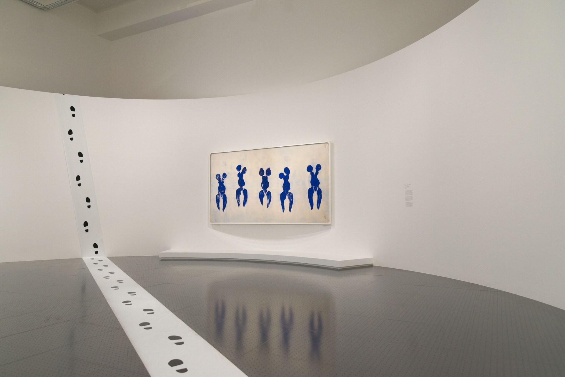 Vue de l'exposition Le ciel comme atelier. Yves Klein et ses contemporains