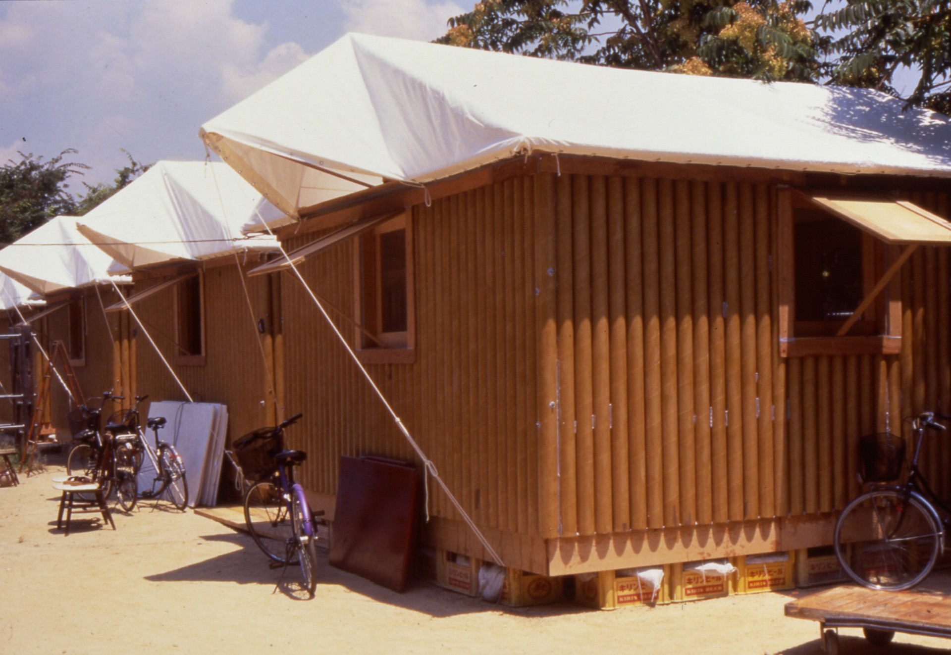 Shigeru Ban, Paper Log House Kobe, Japon, Kobe, 1995