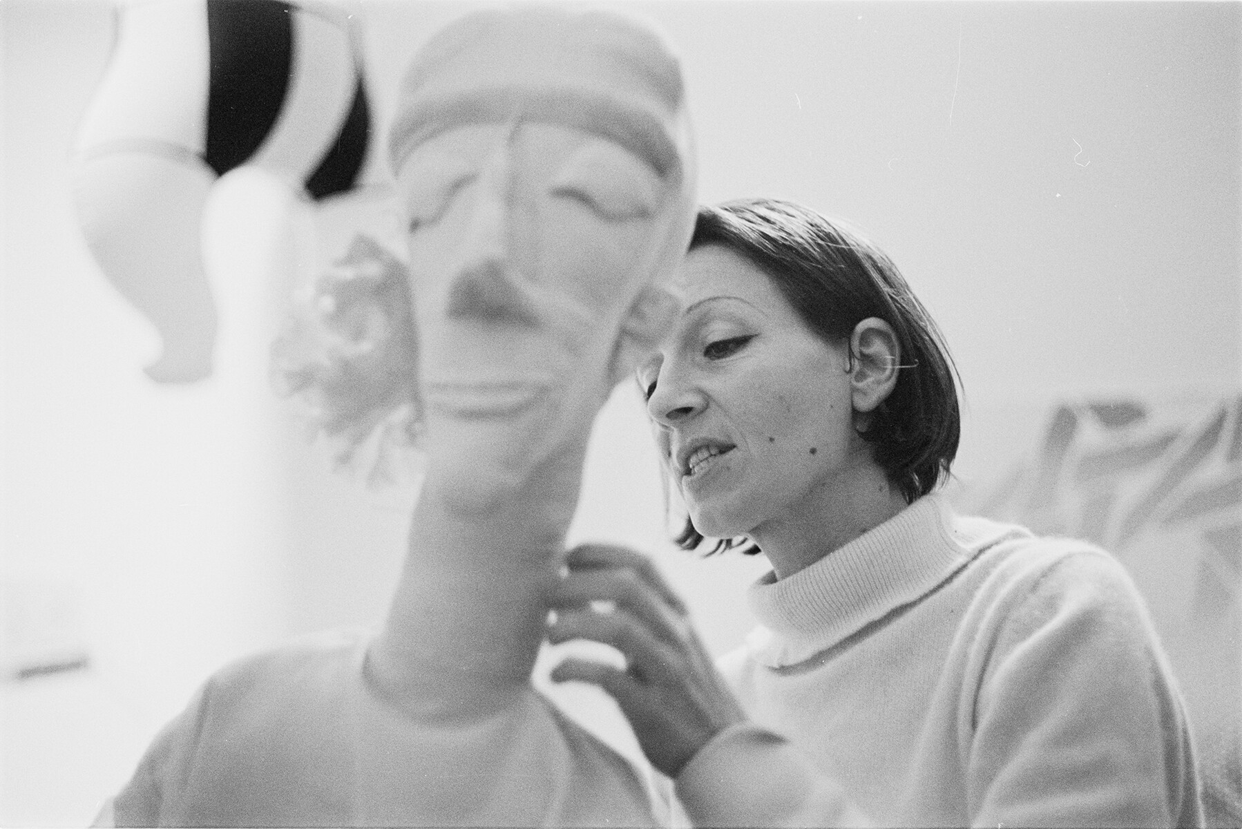 Eva Aeppli avec Ama lors du montage de l’exposition « Eva Aeppli »