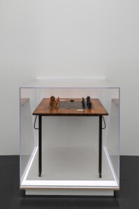 Marcel Duchamp, Pièces d’échecs, [1918] et Table d’échecs noir iris, [après 1946]