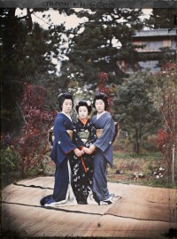 Léon Busy, Kyôto , Japon Des actrices-danseuses habillées en geishas, entourant une maiko ( apprentie geisha ), 1912