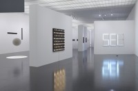 François Morellet, Plus ou moins du Centre Pompidou (détail), 2011, Sphère-trames, 1962, 64 lampes - allumage avec 4 rythmes superposés, 1963 et Néon bilingue et aléatoire, 1971