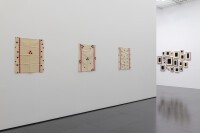 Noël DOLLA, Torchon et traces, 1972 et 1971 et Allan MCCOLLUM, Collection de vingt substituts en plâtre, 1982-1985