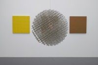 François Morellet, 10 trames du jaune à l’orange, 1959, Sphère-trames, 1962 et Répartition aléatoire de 40 000 carrés suivant les chiffres pairs et impairs d’un annuaire de téléphone, 50 % rouge moyen, 50 % vert moyen, 1961