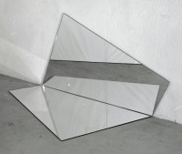 François Morellet, Carré (miroir) plié (coupé) à 90° en 2 parties égales. Angle de la pliure (coupe) avec le côté 67°5, 1982