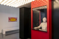 George Segal, Movie House (Entrée de cinéma ou la caissière), 1966-1967 et Roy Lichtenstein, Hot Dog, 1964