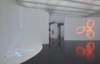 François Morellet, Lamentable ∅ 5 m bleu, 2005, Lunatique brut n°1, 2009 et π baroco n°1 rouge, 1 = 45° (angles du même côté), 7 éléments, 2001