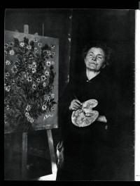 Anne-Marie Uhde, Séraphine Louis posant devant son tableau Fleurs des champs ou Fantaisie, vers 1927