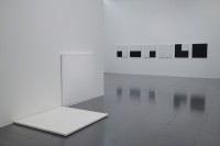 François Morellet, Seule droite traversant 2 carrés inclinés à 0° - 90° par rapport au mur, 1978 et 6 répartitions aléatoires de 4 carrés noirs et blancs d’après les chiffres pairs et impairs du nombre π, 1958