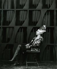 Portrait de Louise Nevelson, vers 1969 devant Night-Focus-Dawn