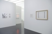 François Morellet,  10 lignes au hasard, 1975, 2 néons 0°-90° avec 2 rythmes interférents, 1972, Troquons n°3, 2005 et Geometree n°22, 1983