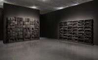 Louise Nevelson, Black Secret Wall, 1970 et Untitled, 1971