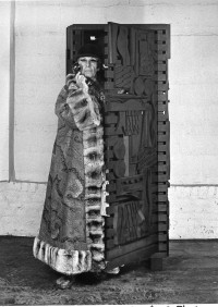 Marvin W. Schwartz, Louise Nevelson avec une cabine téléphonique sculptée dans son atelier de Spring Street, Manhattan, New York, 1972