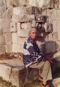 Louise Nevelson photographiée par Diana MacKown à Uxmal, Yucatán, 1981