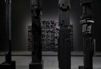 Louise Nevelson, Rain Forest Wall, 1967 et Rain Forest Column XII, 1967, Rain Forest Column VII, 1962-1964, Rain Forest Column XXIII, 1964-1967 et Rain Forest Column XXXI, 1967