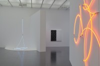 François Morellet, Lamentable ∅ 5 m bleu, 2005, 3 trames strip-teasing 0°-90°, 30°-120°, 55°-145°, 2009 et π baroco n°1 rouge, 1 = 45° (angles du même côté), 7 éléments, 2001