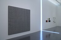 François Morellet, Double trame noire sur fond blanc - 0°, 1972, Réaction avec le noir et le blanc d’une couleur tirée au hasard (d’après le nombre π), 1958 et 4 répartitions aléatoires de 2 carrés suivant les chiffres 31-41-59-26-53-58-97-93, 1958