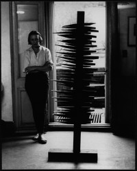 Louise Nevelson chez elle, avec First Personage, 30th Street, New York, vers 1954