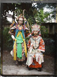 Léon Busy pour "Les Archives de la Planète", Un acteur et une actrice du Théâtre Saïgonnais, en costume de scène, dans un jardin, Ha-Noi, Tonkin, Indochine, 1915