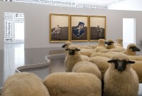 François-Xavier Lalanne, Troupeau de moutons, 1965/1979 et Francis Bacon, Three Figures in a Room [Trois personnages dans une pièce], [1964]