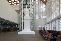 Maurizio Cattelan, L.O.V.E., 2010 et Franz West, Auditorium, 1992