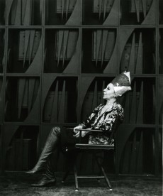 Portrait de Louise Nevelson, devant Night-Focus-Dawn vers 1969