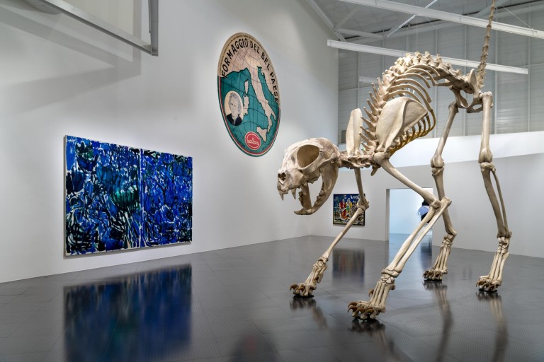 Joan Mitchell, Sylvie’s Sunday, 1976, Maurizio Cattelan, Il Bel Paese, 1994 et Felix, 2001 et Fernand Léger, Les Loisirs-Hommage à Louis David, 1948 –1949