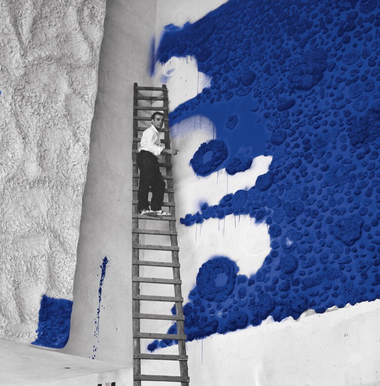 Charles Paul Wilp, Yves Klein sur une échelle devant son relief-éponge au Neues Stadttheater de Gelsenkirchen Allemagne, Berlin, BPK