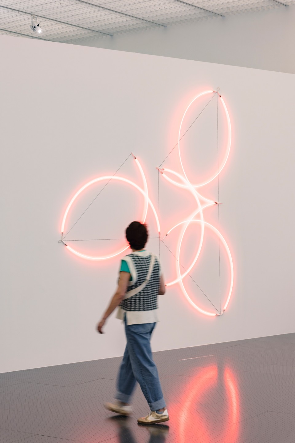 François Morellet, π baroco n°1 rouge, 1 = 45° (angles du même côté), 7 éléments, 2001