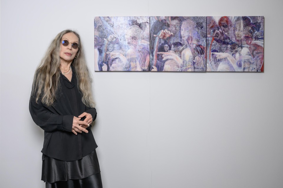 Bracha L. Ettinger à côté de son œuvre Angel of Carriance — Homage to Leonardo, 2025